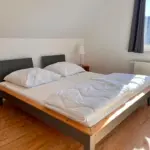 Schlafzimmer mit Kingsize-Doppelbett