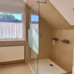 Badezimmer mit Dusche
