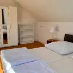 Schlafzimmer mit Kingsize-Doppelbett