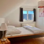 Schlafzimmer mit Kingsize-Doppelbett